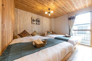 Leilighet – design | 2 soverom, skrivebord for bærbar PC og blendingsgardiner