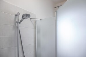 Doccia, asciugacapelli, bidet, asciugamani