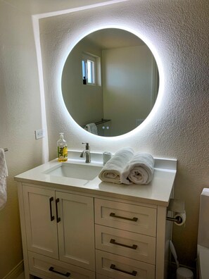 Dusche, Haartrockner, Handtücher, Seife