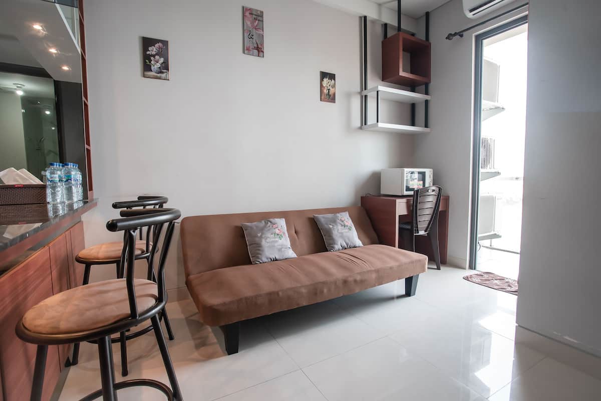 Luxury Apartment, 2 Bedrooms, Non Smoking, Ocean View | Living area | 31-inch flat-screen TV with digital channels