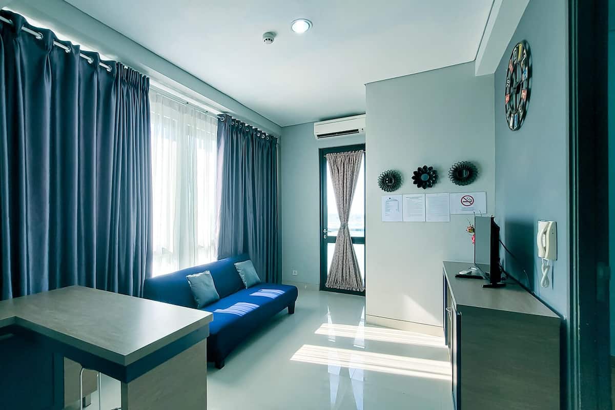 Exclusive-Apartment, 2 Schlafzimmer, Meerblick, Eckzimmer | Wohnbereich | 25-Zoll-Smart-TV mit Digitalempfang