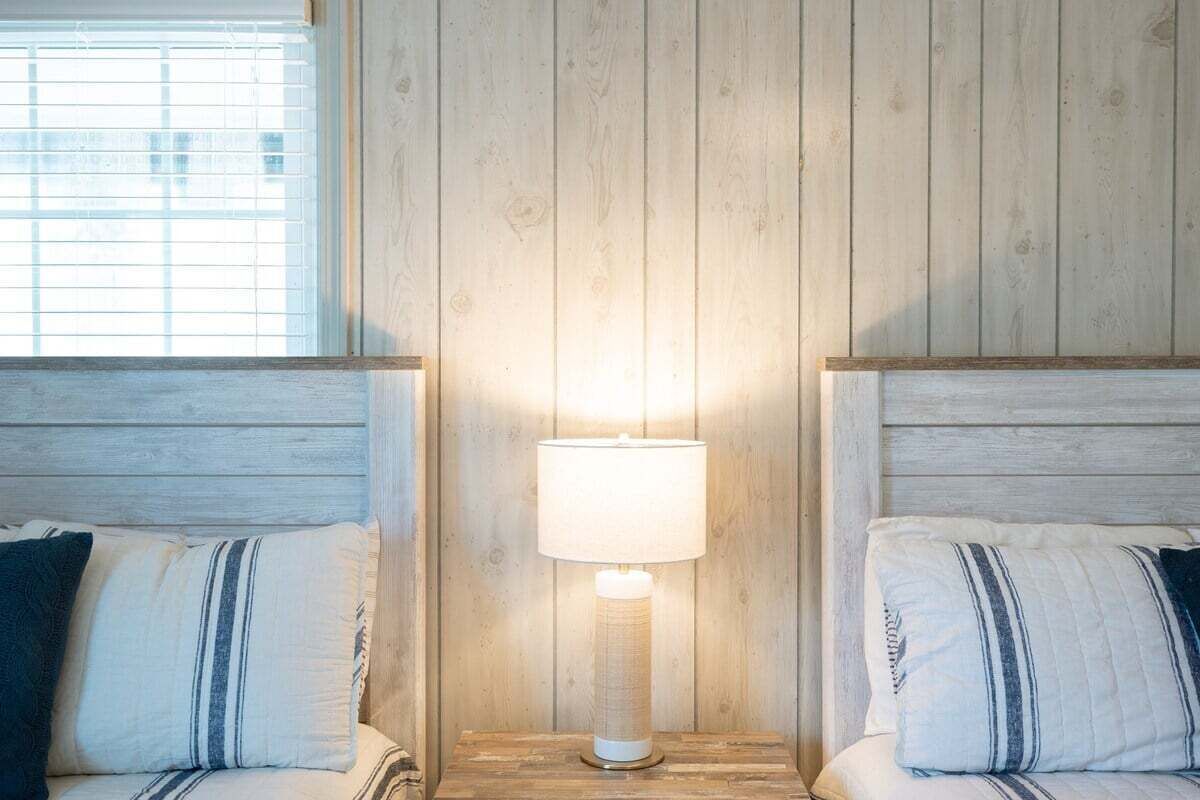 4 bedrooms, desk, WiFi, bed sheets