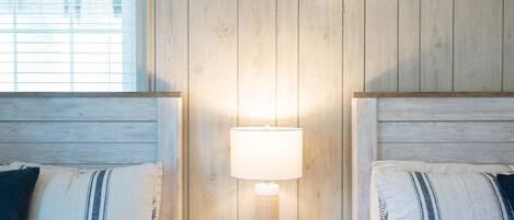 4 室のベッドルーム、デスク、WiFi、ベッドシーツ