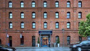 Un edificio de ladrillo con un cartel del Hotel Argonaut.
