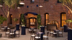 Outdoor dining - 1-Bedroom Suite at a 4.5⭐️ Hotel (San Francisco)