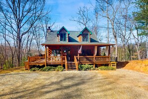 Exterior - Dog-friendly cabin with hot tub, gorgeous views, firepit & wraparound porch (Morganton)