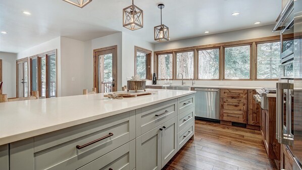 Køleskab, mikrobølgeovn, ovn, kogeplade