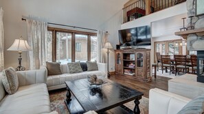 Smart TV, fireplace