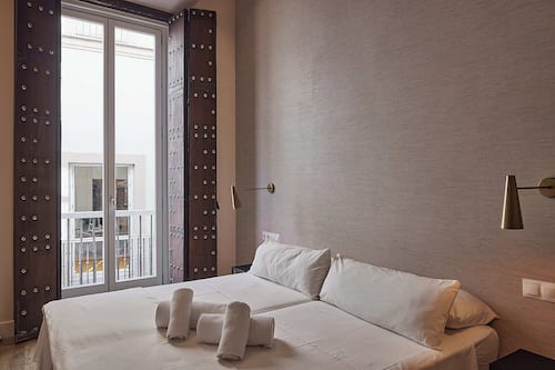 Exclusive Apartment | 1 bedroom, blackout curtains, soundproofing, free WiFi