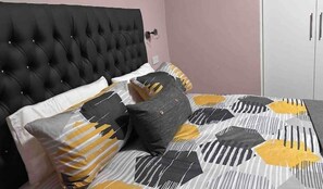 3 habitaciones, escritorio y tabla de planchar con plancha 