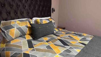 3 makuuhuonetta, työpöytä, silitysrauta/-lauta, vauvan matkasänky