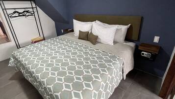 Habitación cuádruple Confort | Caja de seguridad en la habitación y escritorio