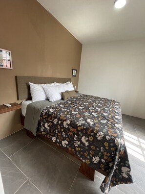 Comfort-Vierbettzimmer | Zimmersafe, Schreibtisch, laptopgeeigneter Arbeitsplatz