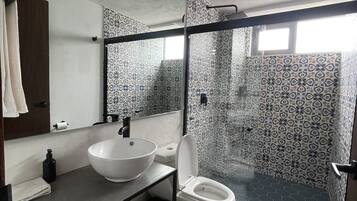 Quarto quádruplo conforto | Banheiro | Chuveiro, secador de cabelo, toalhas de banho, sabonete