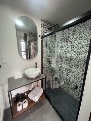 Superior Double Room | Bathroom | Shower, hair dryer, towels, soap - Quinta la Perla (Guadalajara)