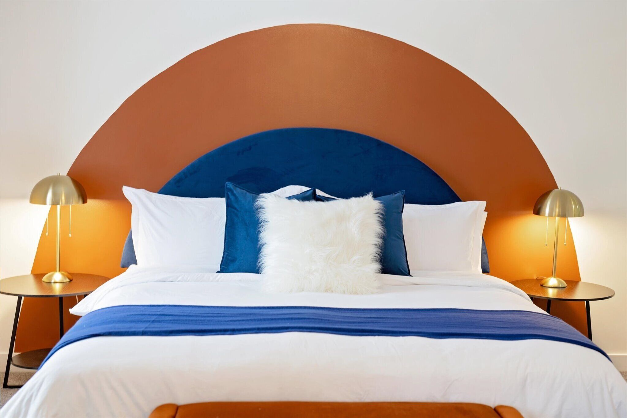 4 chambres, bureau, fer et planche à repasser, lit parapluie