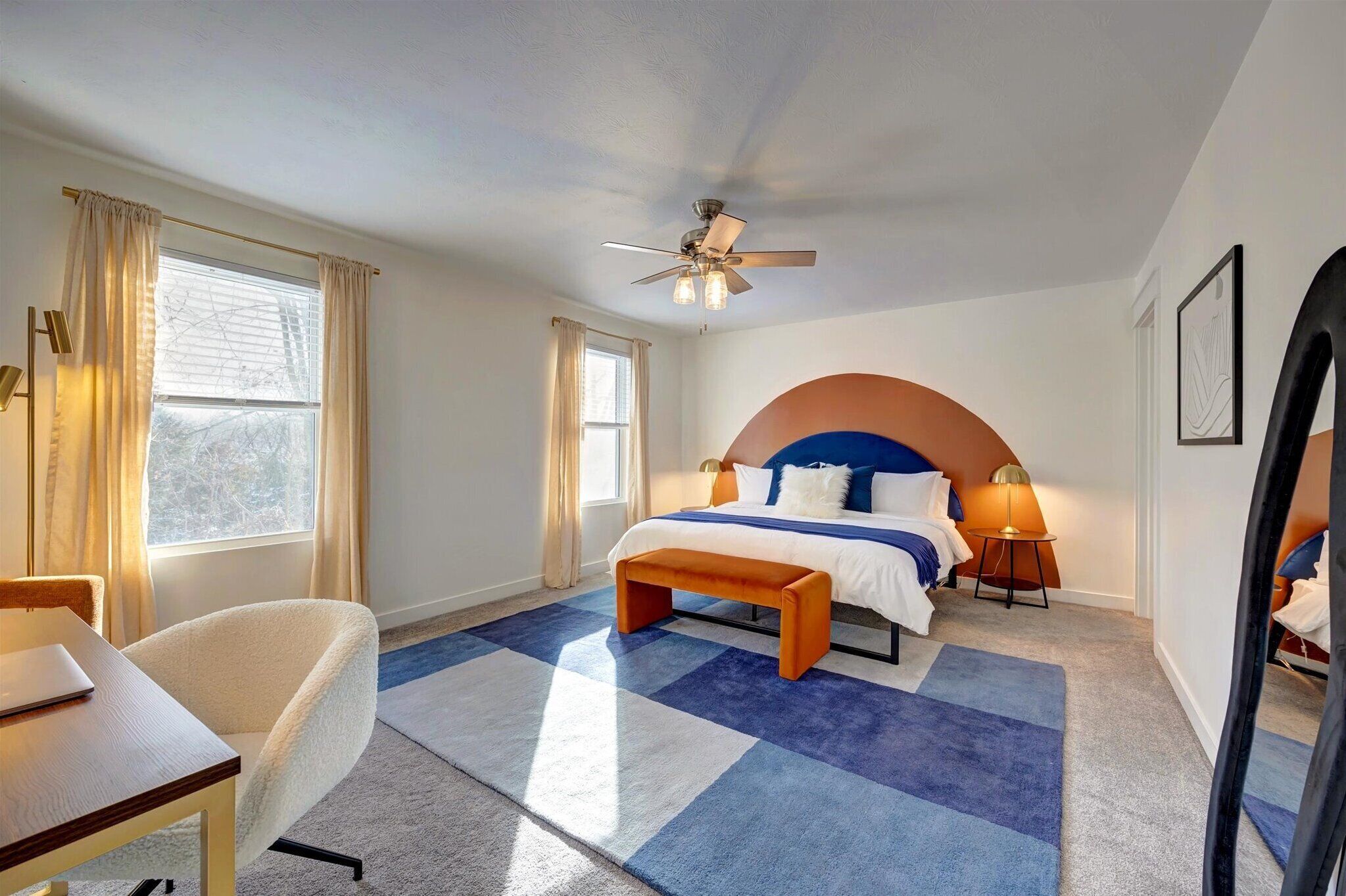 4 slaapkamers, een bureau, een strijkplank/strijkijzer, reisbedje