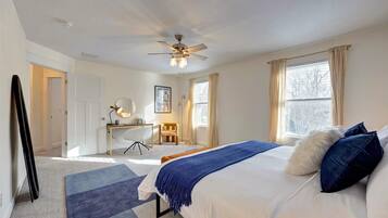 4 chambres, bureau, fer et planche à repasser, lit parapluie