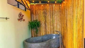 Bồn tắm spa ngoài trời