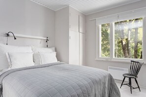 5 bedrooms, iron/ironing board, travel cot, WiFi