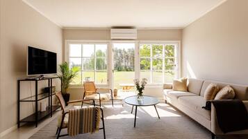 Una televisión, un reproductor estéreo