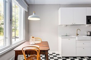 Réfrigérateur, four à micro-ondes, un four, surface de cuisson