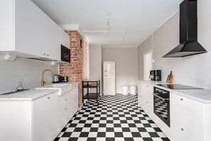 Réfrigérateur, four à micro-ondes, un four, surface de cuisson