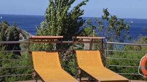 Two sun loungers on a terrace with a view of the sea. - RTA Capo Sant'Andrea - Capo Sant'Andrea - Trilo 5 nr° 1 (Marciana)