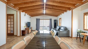 Basic-Zimmer, 2 Schlafzimmer (Halla — 1 Dog Free (Yard/BBQ)) | 1 Schlafzimmer, kostenloses WLAN