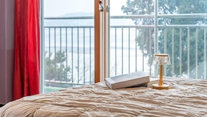 A bedroom with a bed, a book, and a lamp. - Daebudo Green Beach Pension (Ansan)