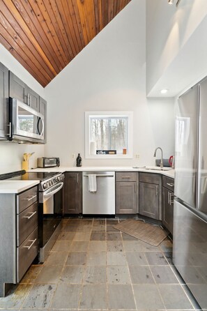Fridge, microwave, oven, stovetop - Hot Tub | Firepit | Dog-Friendly | Skiing | Sauna (Killington)