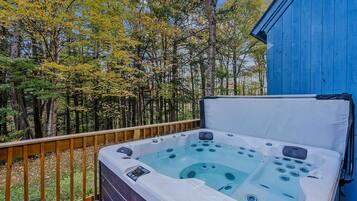 Tina de hidromasaje al aire libre