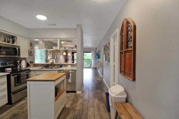 Fridge, microwave, oven, stovetop - Downtown Sarasota gem near Ringling College - Beautiful Bayou (Sarasota)