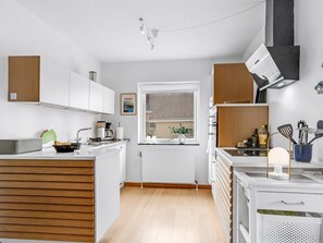 Refrigerador, microondas, lavavajillas y utensilios de cocina