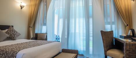 Bureau, espace de travail pour ordinateur portable, Wi-Fi gratuit