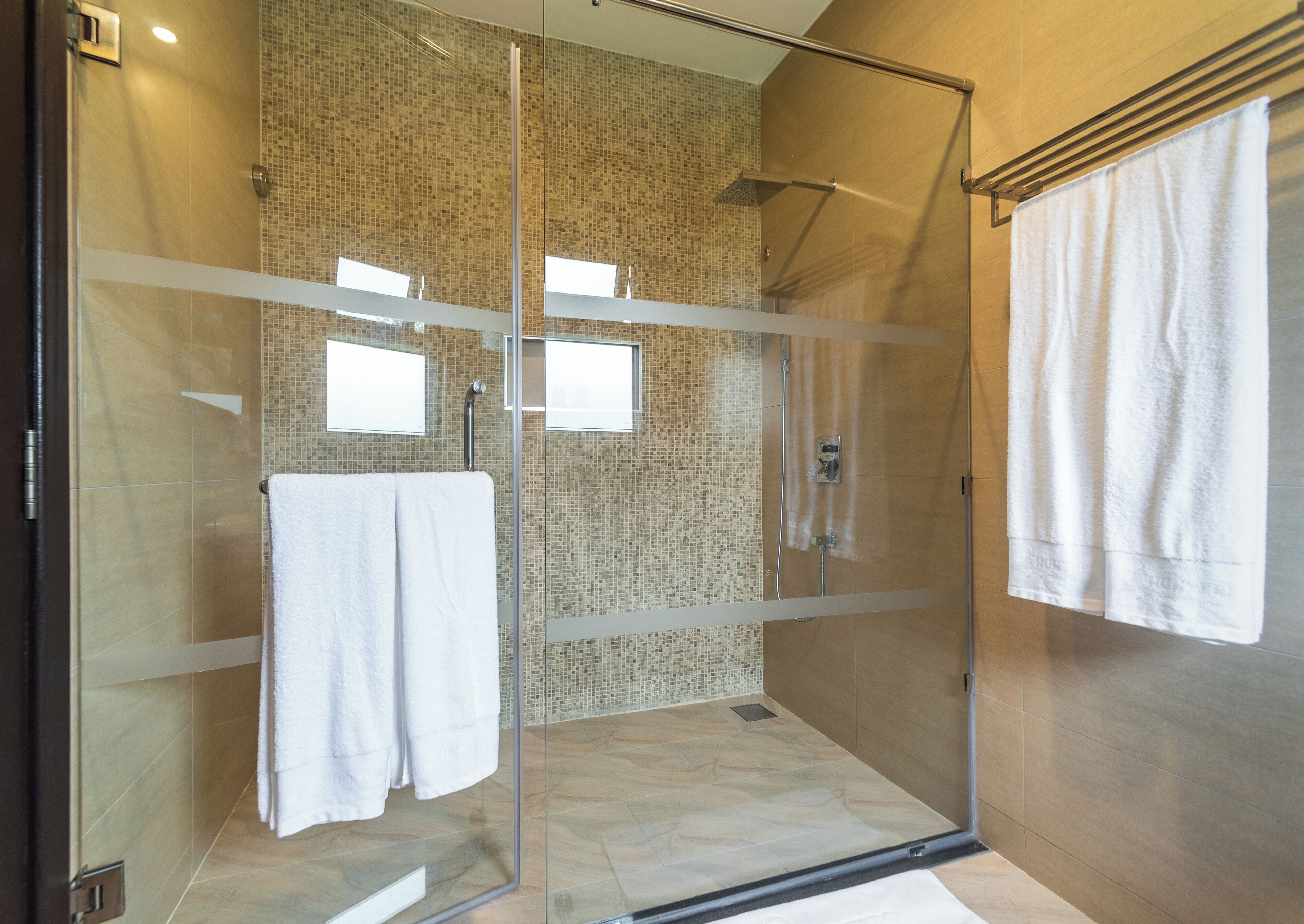 Ducha, cabezal de ducha con hidromasaje