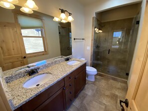 Deluxe Townhome, 3 Bedrooms, Balcony, Mountain View (Frey Gulch 46) | Bathroom | Combined shower/tub, hair dryer, towels