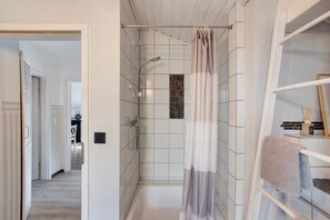 Ducha, artículos de tocador gratuitos, secador de pelo, toallas