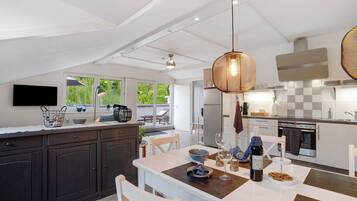 Een koelkast, een magnetron, een oven, een kookplaat