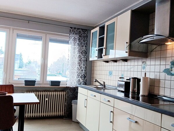 Køleskab, mikrobølgeovn, kogeplade, opvaskemaskine