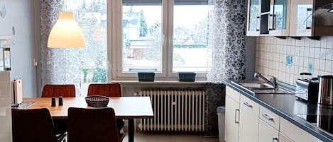 ثلاجة، ميكروويف، موقد طهي مسطح، غسالة أطباق