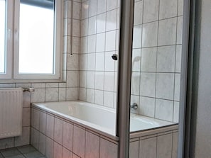 Shower, hair dryer - Holiday Apartment 'Abendsonne Upper Floor with Balcony' with Wi-Fi (Koblenz)