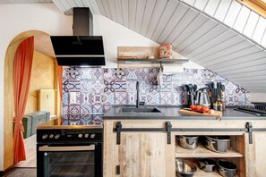 Fridge, microwave, oven, stovetop - Apartment 'Auenwald' with Balcony and Wi-Fi (Roding)