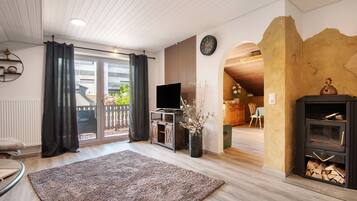 Televisión, chimenea, reproductor de DVD, estéreo