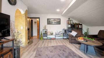 Fernseher, Kamin, DVD-Player, Stereoanlage