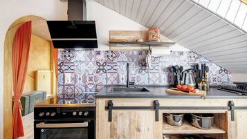 Kühlschrank, Mikrowelle, Ofen, Herdplatte