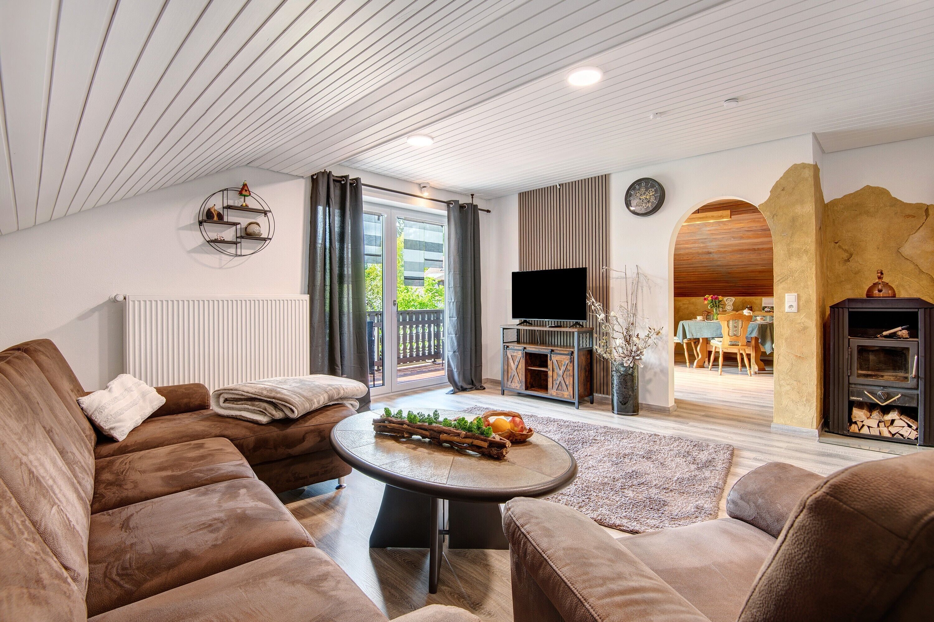 Televisión, chimenea, reproductor de DVD, estéreo