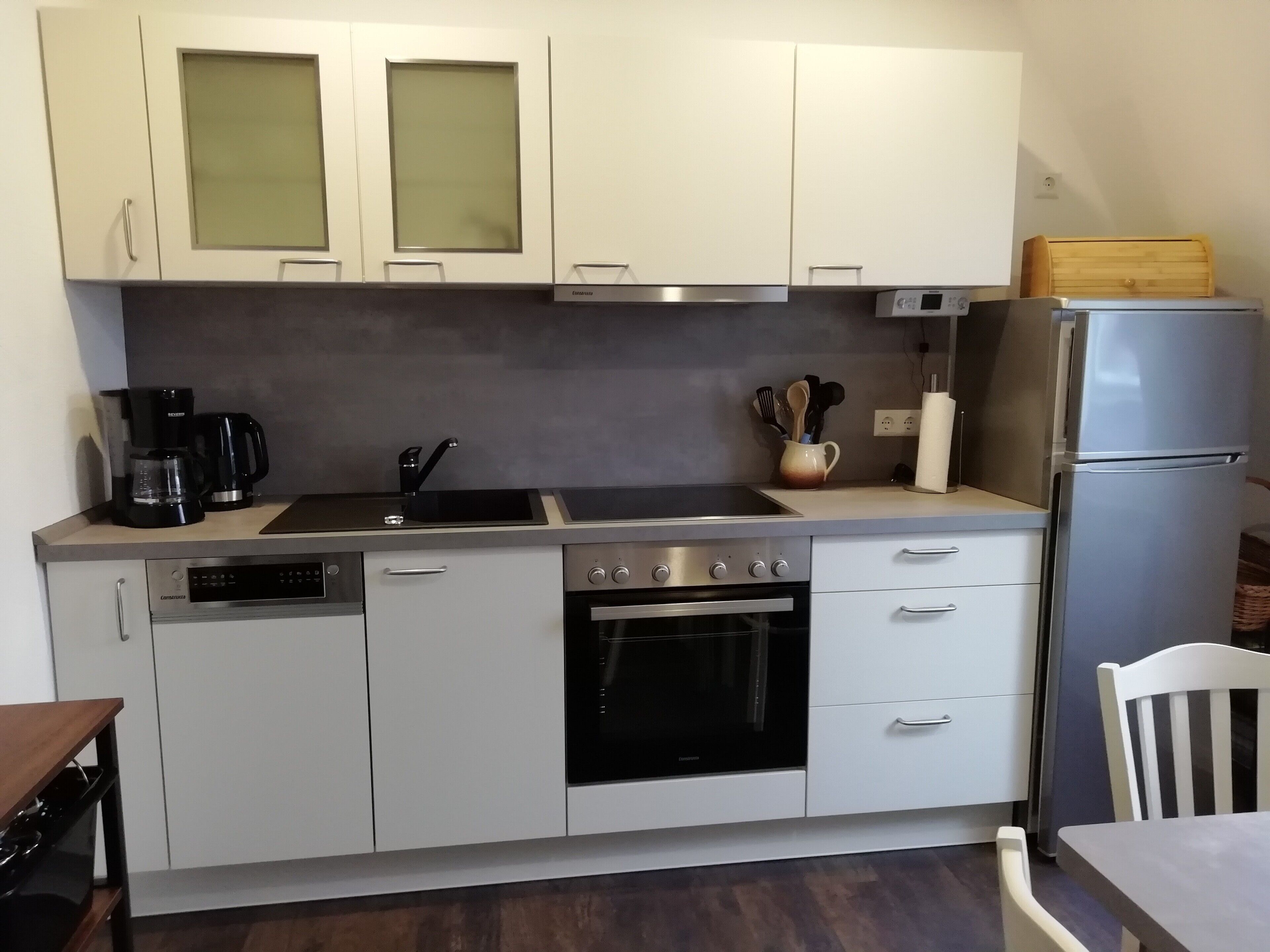 Kühlschrank, Mikrowelle, Ofen, Herdplatte