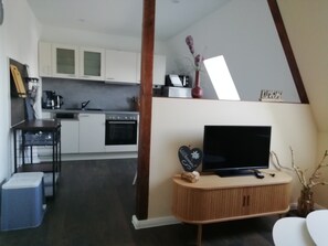 Fridge, microwave, oven, stovetop - Apartment 'Am Froschteich' with Private Terrace, Shared Garden and Wi-Fi (Feldberger Seenlandschaft)