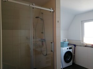 Dusche, Haartrockner, Handtücher
